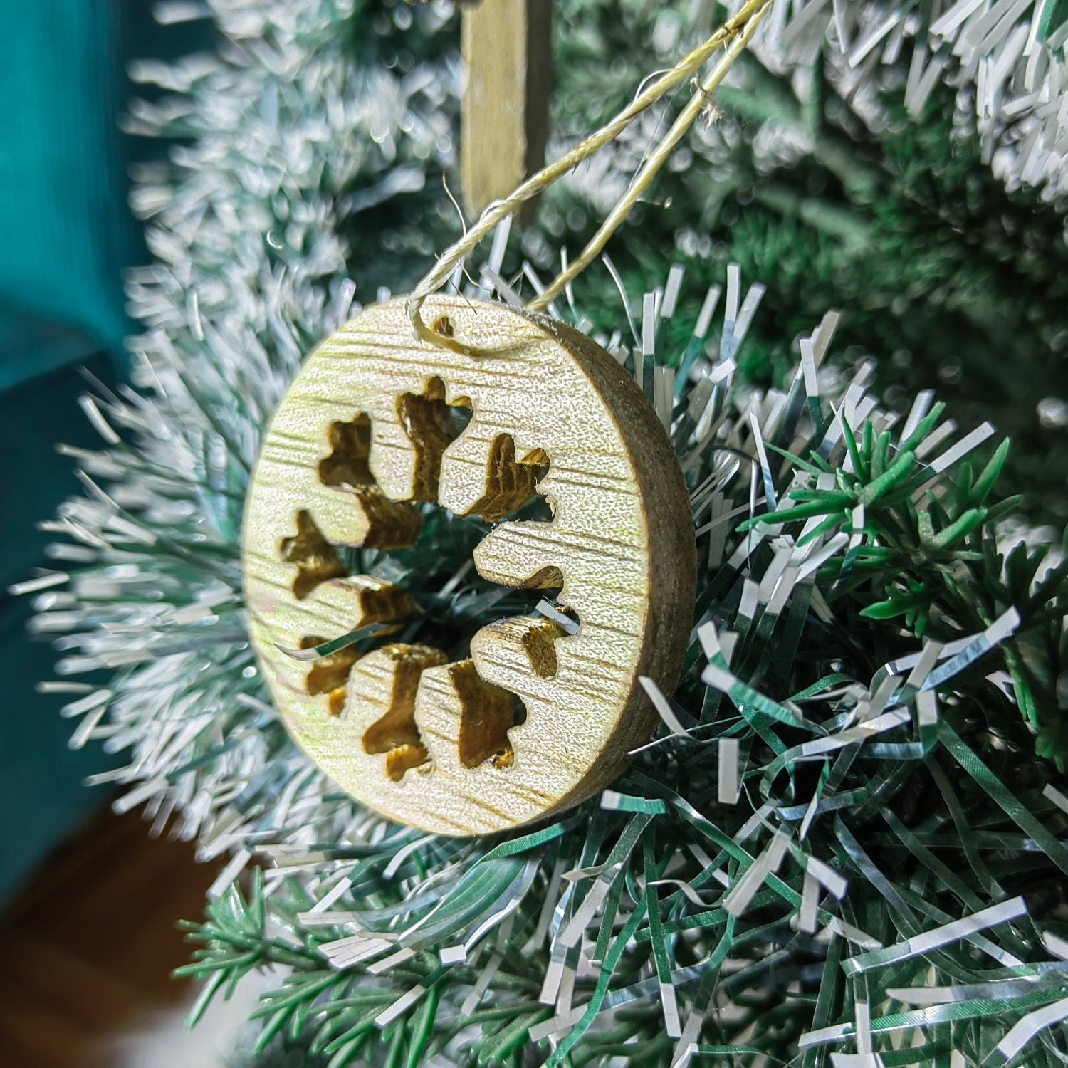 Adorno navideño tallado en madera con terminado vintage en forma de copo de nieve