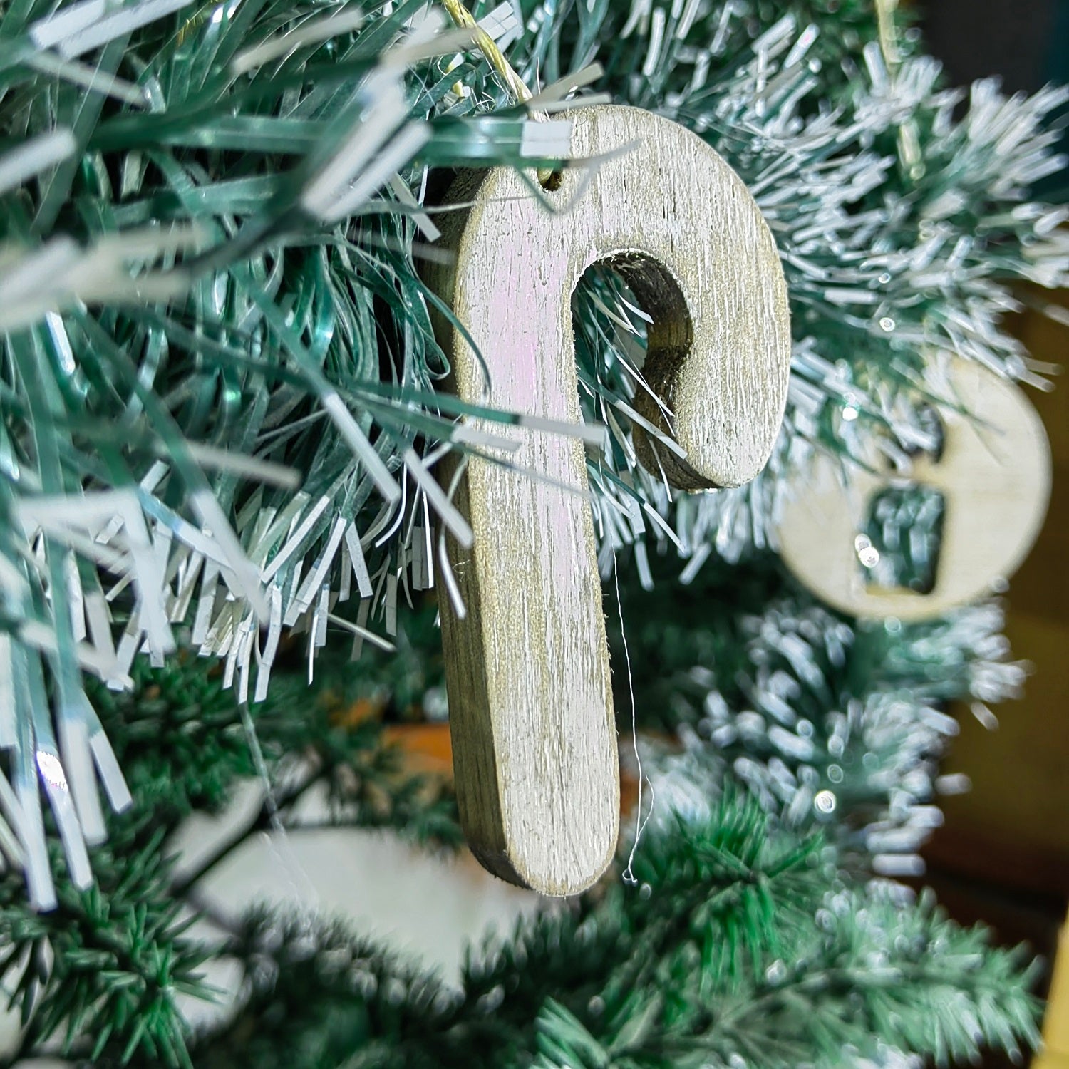 Adorno navideño tallado en madera con terminado vintage en forma de baston de caramelo 